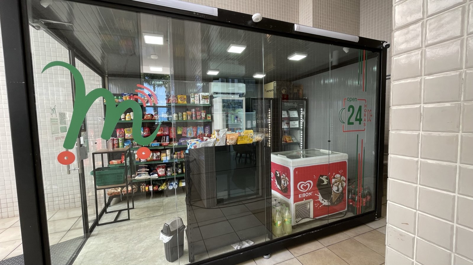 Entrada de minimercado autônomo Mercadin Express, unidade no bairro Barro Vermelho, Vitória/ES