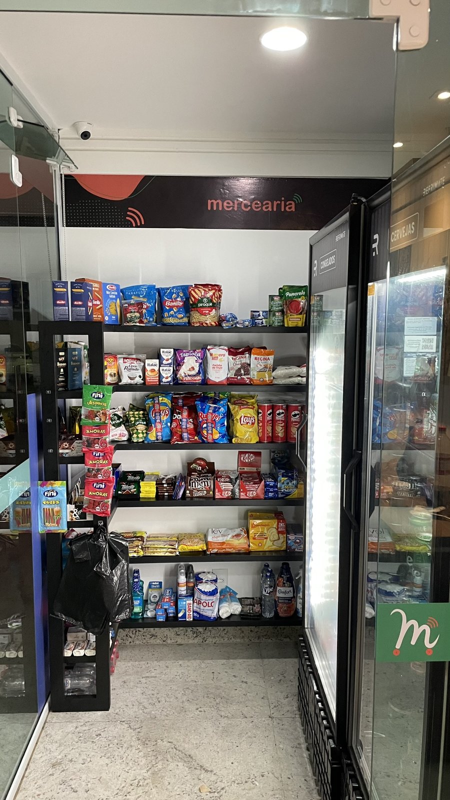 Interior de outro minimercado autônomo Mercadin Express, unidade no bairro Bento Ferreira, Vitória/ES